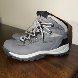 Columbia Newton Ridge Womens Size 9.5 Mid Hiking Boot Gray Leather Waterproof